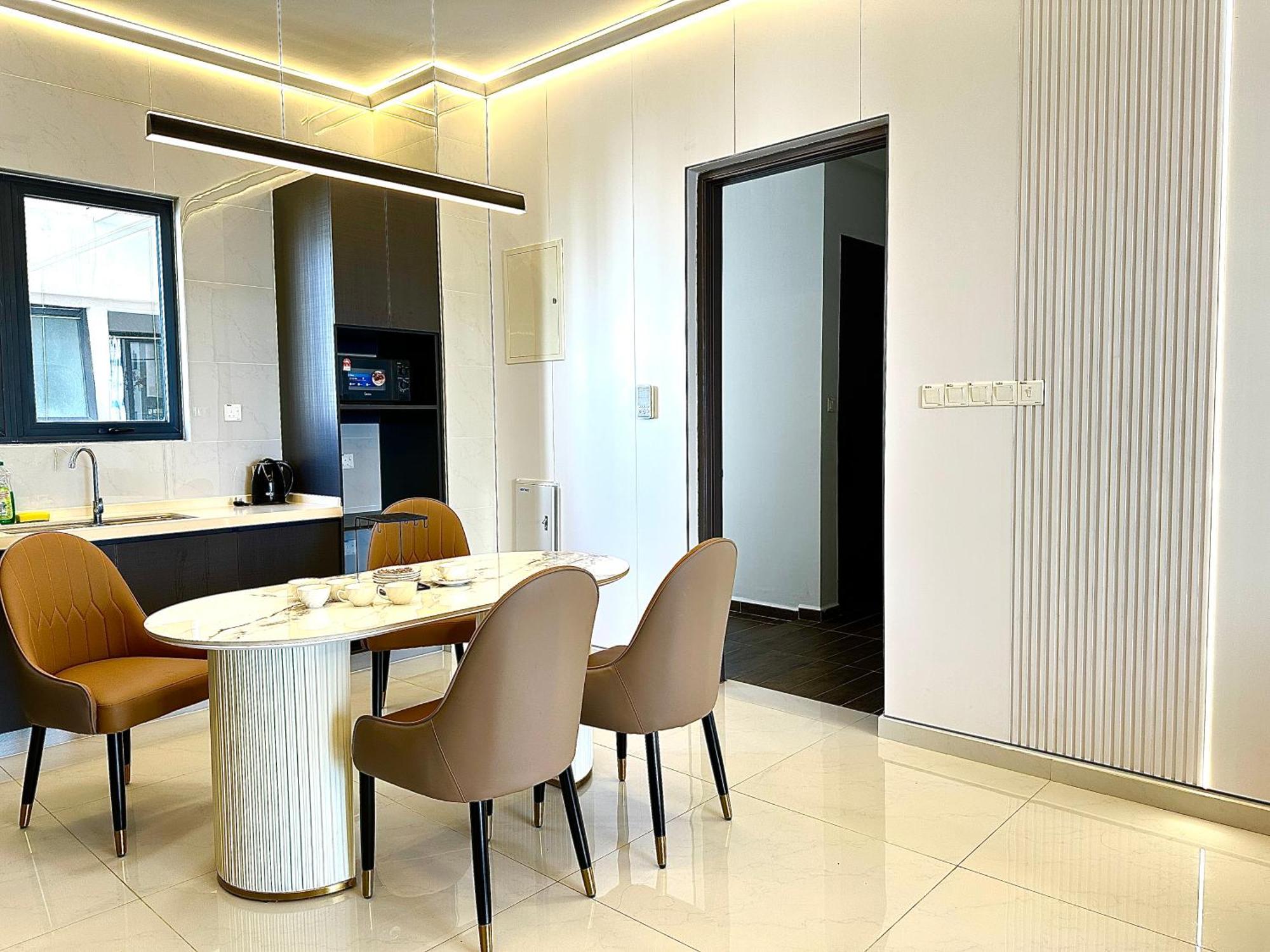 Deluxe 3 Bedroom Garden View Apartment *